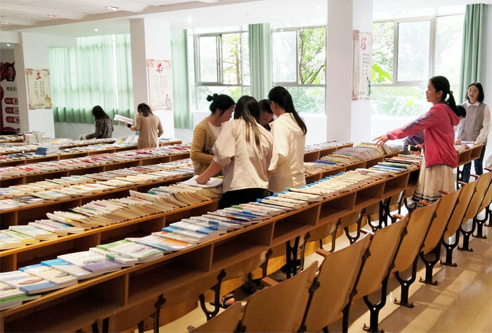 曲靖新华书店到学校开展图书巡展活动