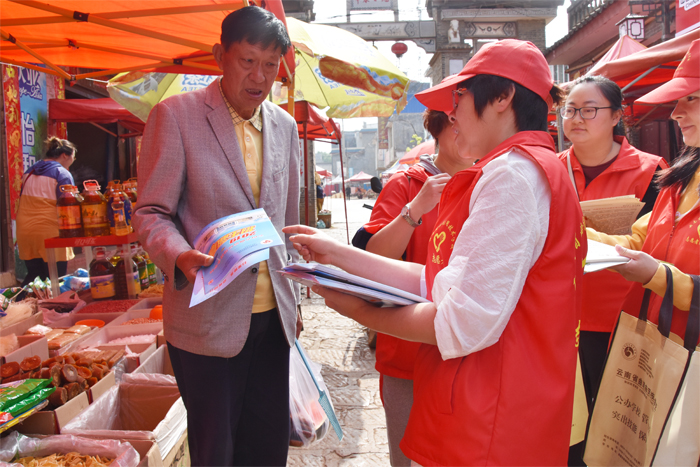 学校深入包保社区开展曲靖市市民文明公约与招生宣传活动