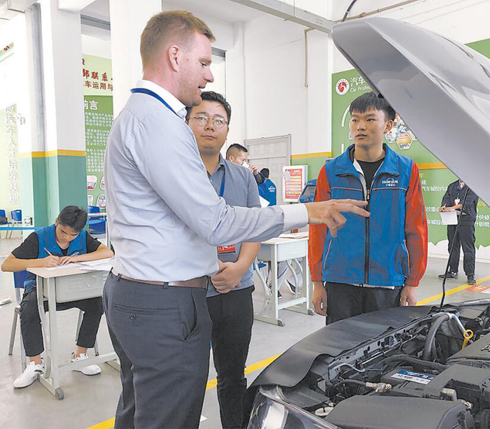 曲靖日报&mdash;&mdash;曲靖应用技术学校成F+U证书考点