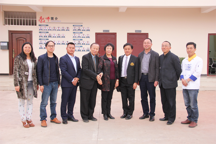 泰国教育专家考察团到我校参观考察中等职业教育