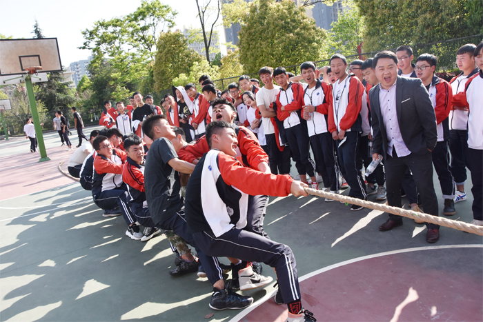 学校举行2019年春季学期拔河比赛
