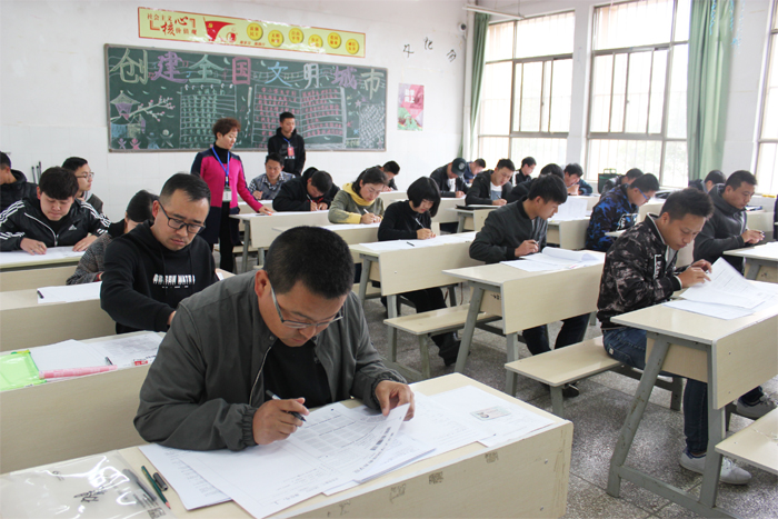 学校组织重庆大学网络教育期末考试