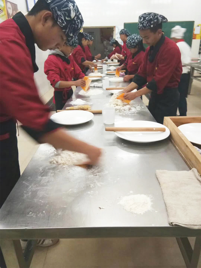 曲靖应用技术学校餐饮教研室2018年中职烹饪技能大赛选手的选拔活动