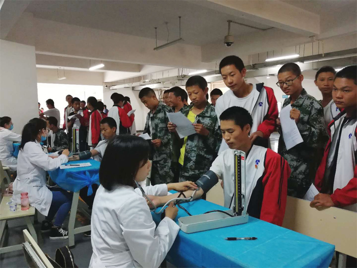 学校组织开展学生健康体检活动