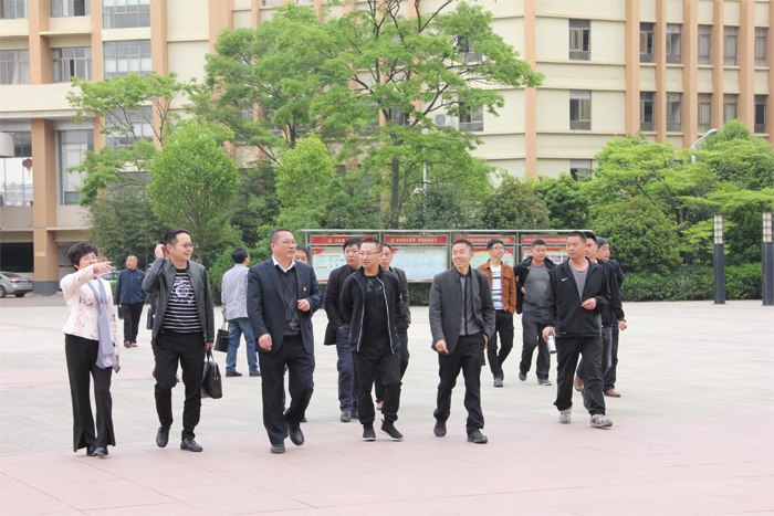 镇雄县教育体育局及各中学领导到我校考察指导工作
