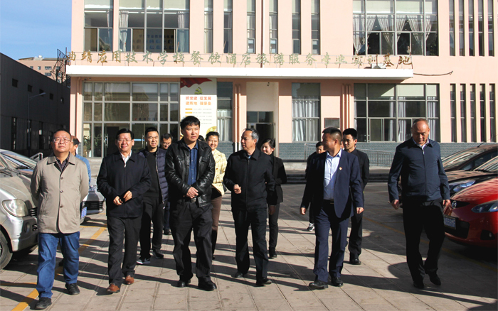 曲靖市委常委、市政府副市长年丰带队到我校检查食品安全工作