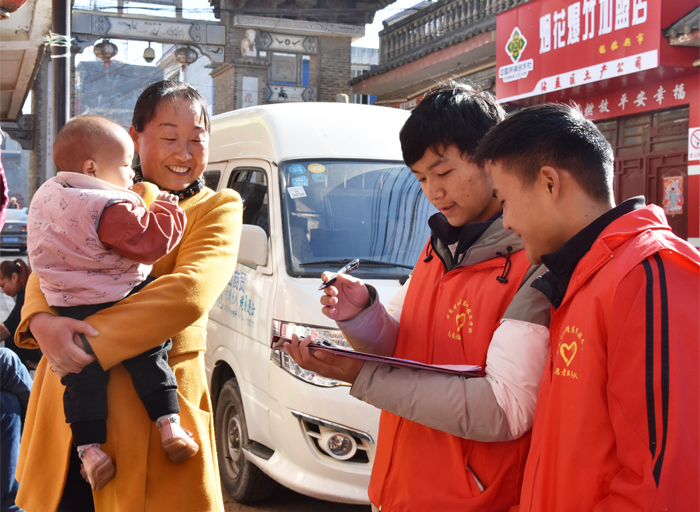 学校志愿者服务队深入包保社区开展创文入户宣传和问卷调查活动