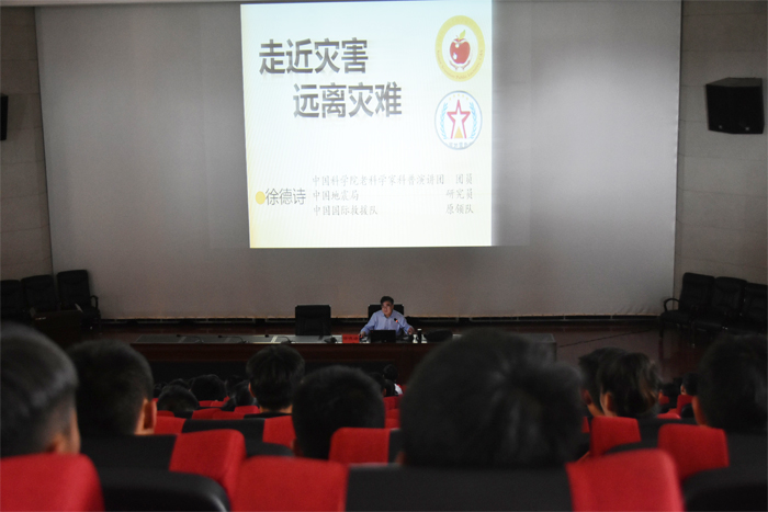 学校举行&ldquo;大手拉小手&mdash;&mdash;青少年科技传播活动&rdquo;