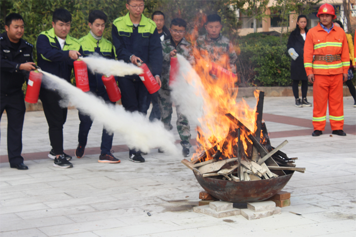 我校举行应急疏散和消防演练