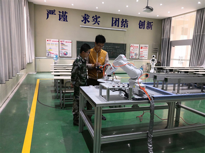 学校聘请深圳尔必地智能技术有限公司工程师到校指导机器人应用技术