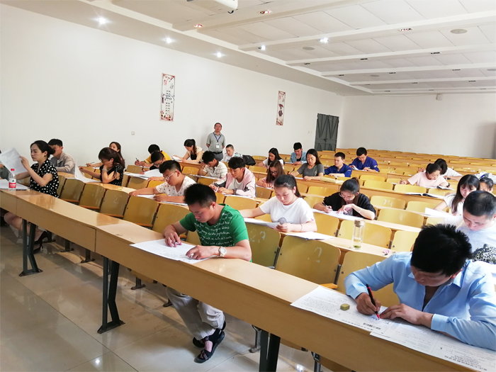 学校举行网络教育期末考试