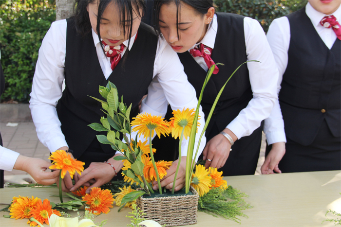 学校开展职教活动周插花实训展示活动