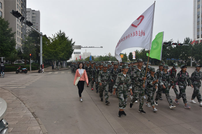 曲靖应用技术学校开展2018秋季新生徒步拉练缅怀革命先烈活动