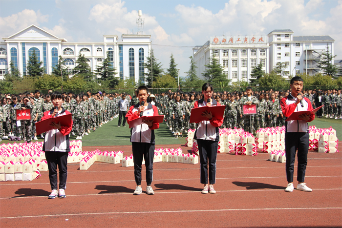 学校开展&ldquo;迎国庆、庆中秋、话感恩&rdquo;活动