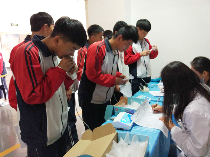 学校组织开展学生健康体检活动