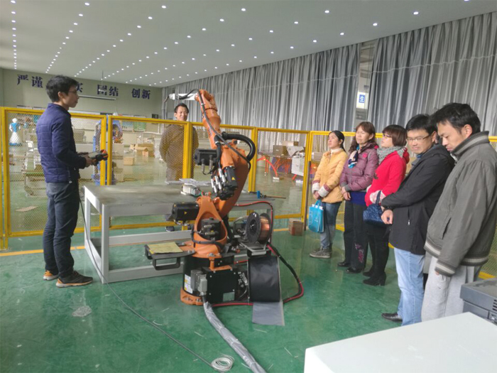 机电建筑工程教研室组织教师观摩机器人