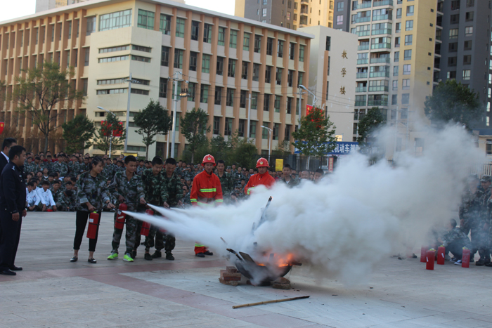 我校开展消防安全教育活动