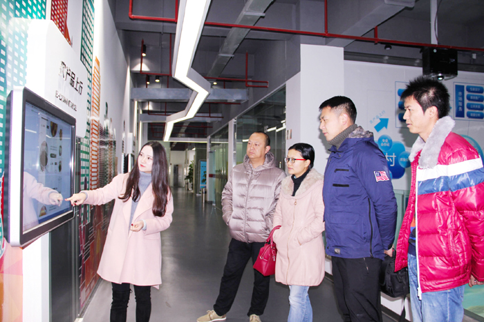 学校组织学生到企业参观