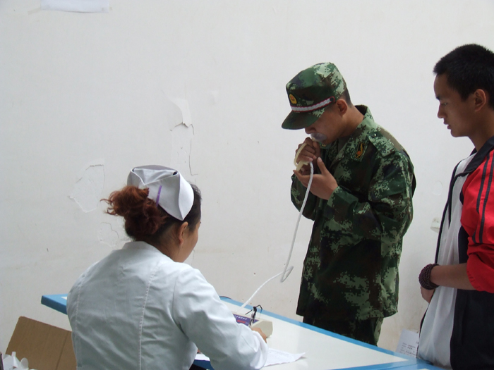 我校圆满完成2016年春季新生健康体检工作