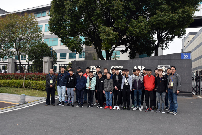 我校领导到企业看望实习学生