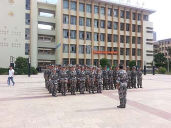 学校举行应急疏散演练活动