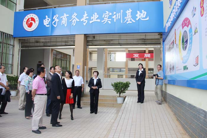 省、市、县各级领导到我校参观电子商务专业实训基地