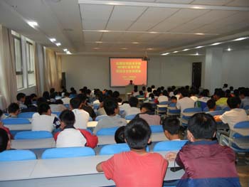 学校举办校园法治安全专题讲座