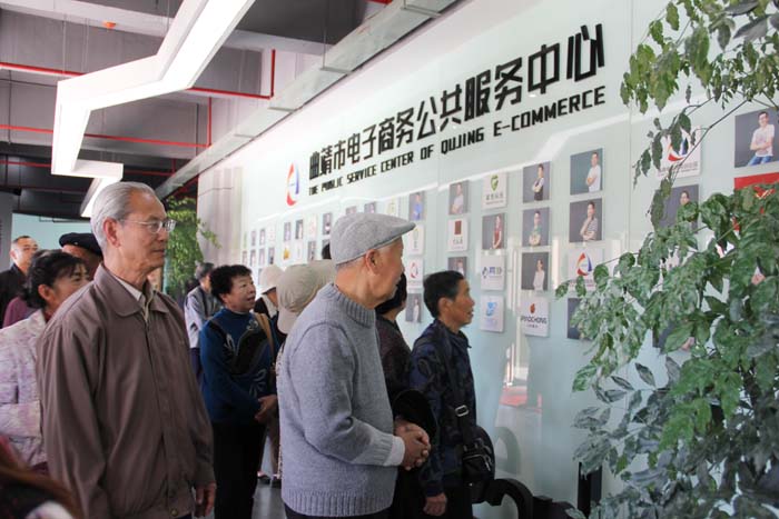 学校组织离退休教职工开展重阳节活动