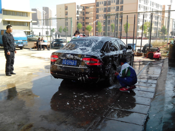 我校学生参加生产性实训