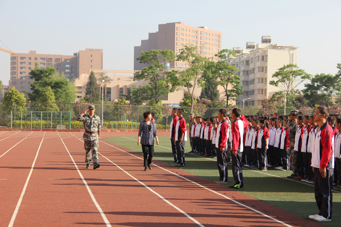 学校组织2015级新生军训
