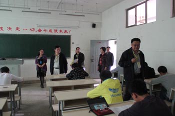 市人社局领导到校巡考指导