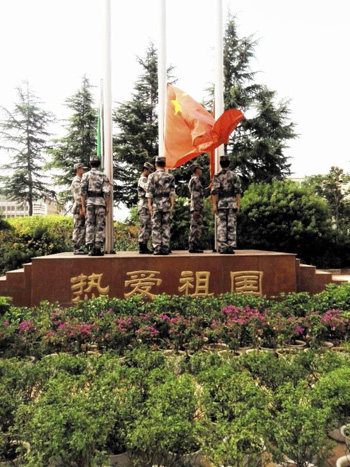 学校进一步规范升旗仪式