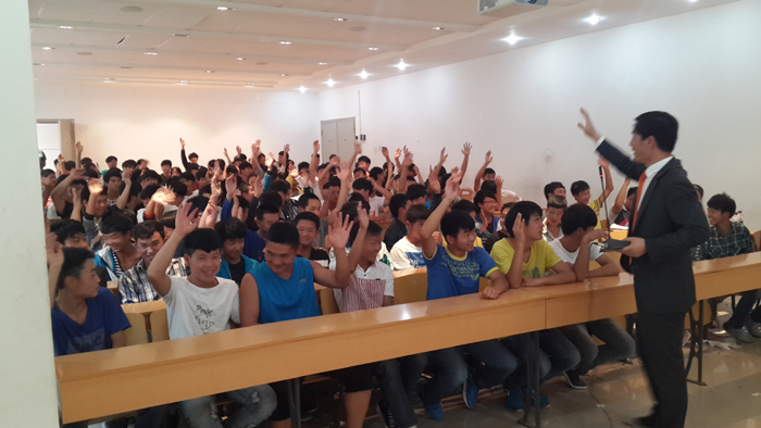 招就科组织召开现场招聘会