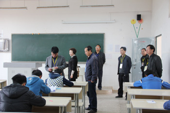 市人力资源和社会保障局领导到校巡考