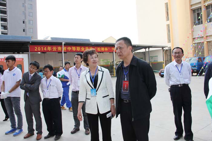 上级领导莅临汽修大赛现场指导工作