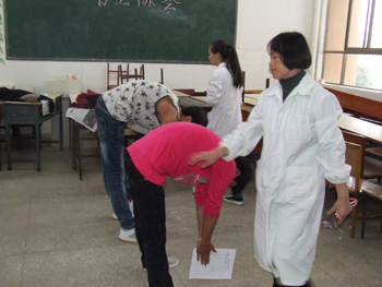 总务科组织在校学生进行健康体检