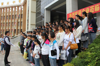 我校成功组织企业与学生见面会