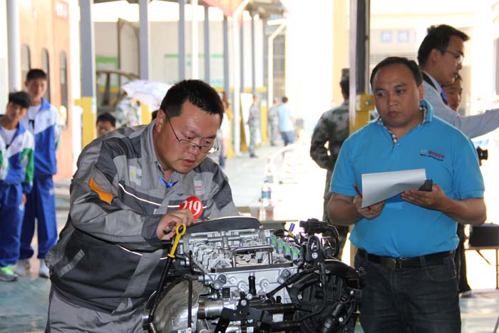 2014年&ldquo;松骋杯&rdquo;汽车维修技能大赛教师剪影