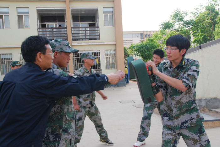 校卫队坚持每周基本功训练