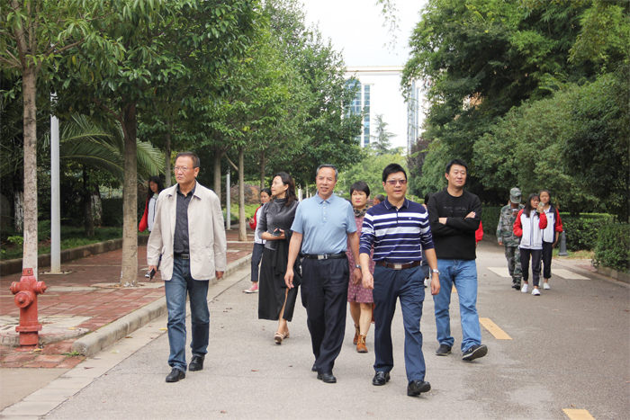 曲靖日报社一行到学校考察交流