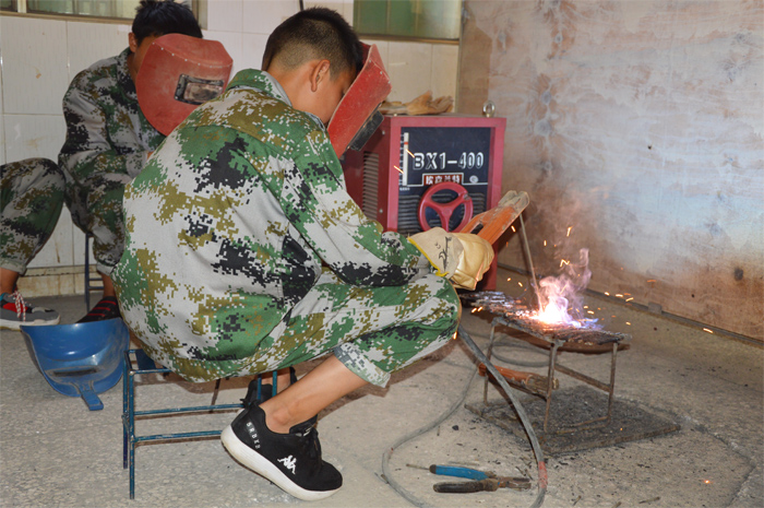 学校组织开展2019年秋季学期&ldquo;中级电焊工&rdquo;考证培训