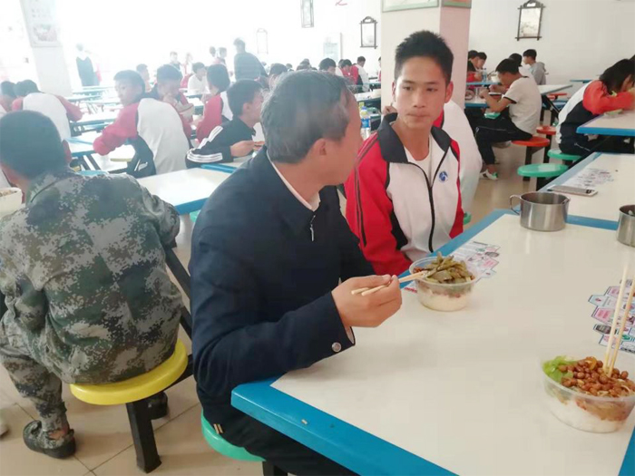 学校积极落实校领导陪餐制