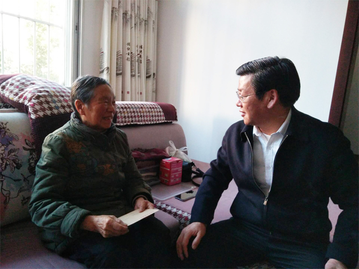 学校开展2020年春节期间走访慰问送温暖活动