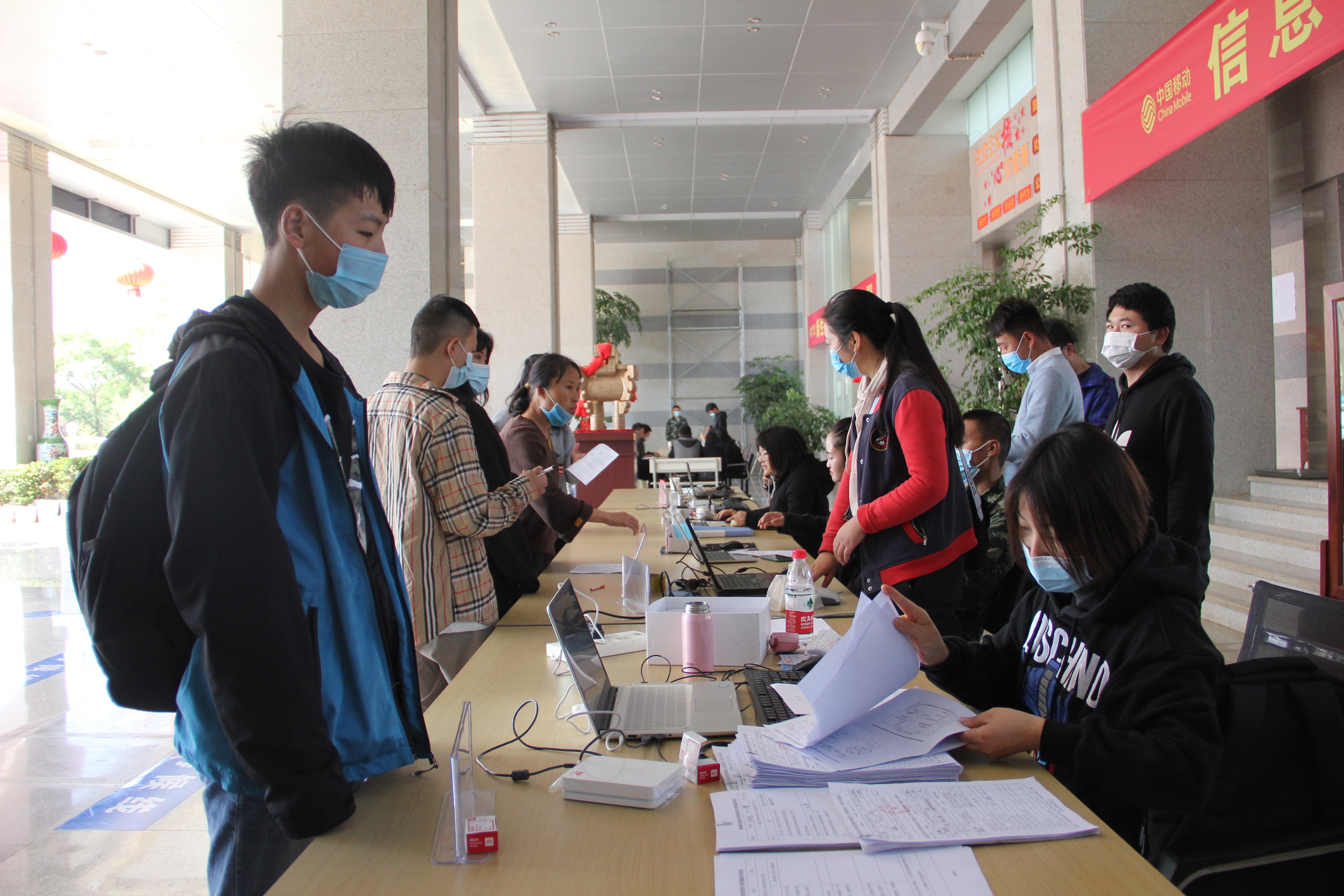 学校喜迎2020级春季新生入学报到