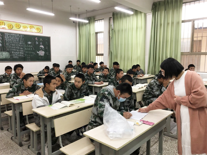 学校顺利完成2020年春季新生资助卡发放工作