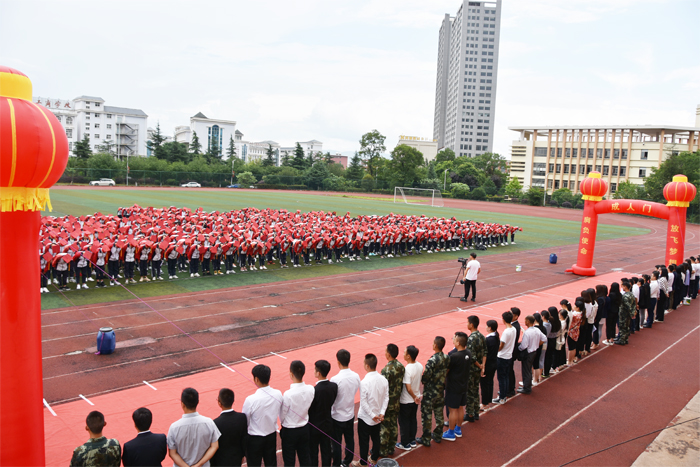 学校举行2020年成人礼暨家长学校活动