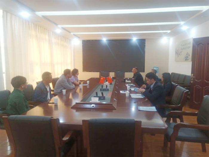 曲靖晶龙电子材料有限公司一行到我校考察交流