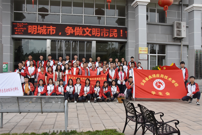 学校党委副书记、校长带头参加敬老院爱心慰问活动