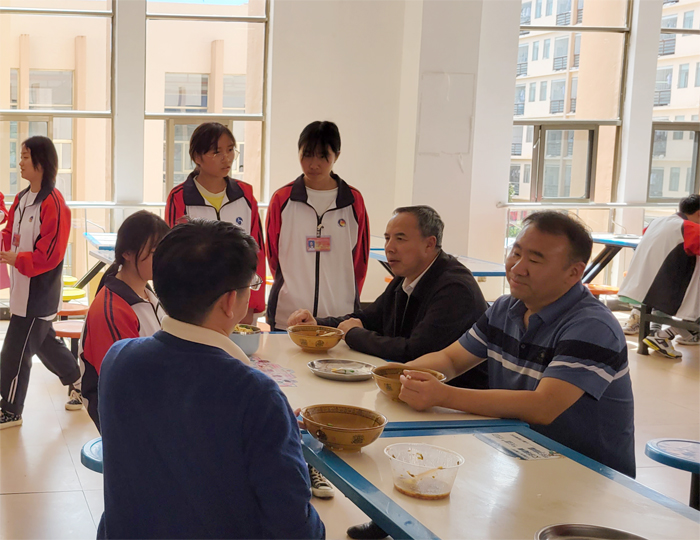 学校领导深入学生食堂检查指导并陪餐