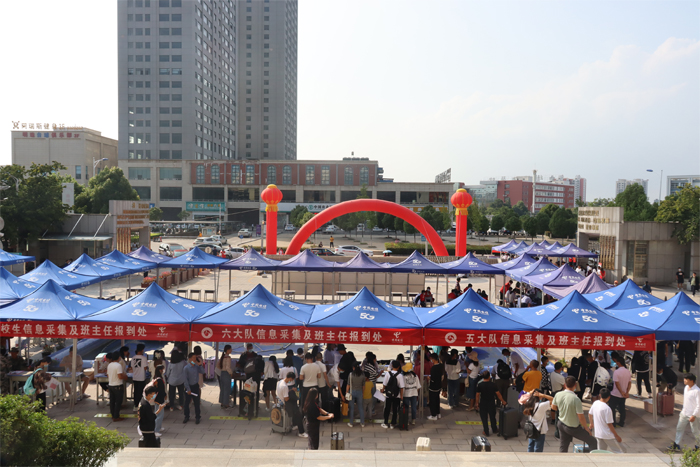 学校2022级秋季新生顺利报到入学